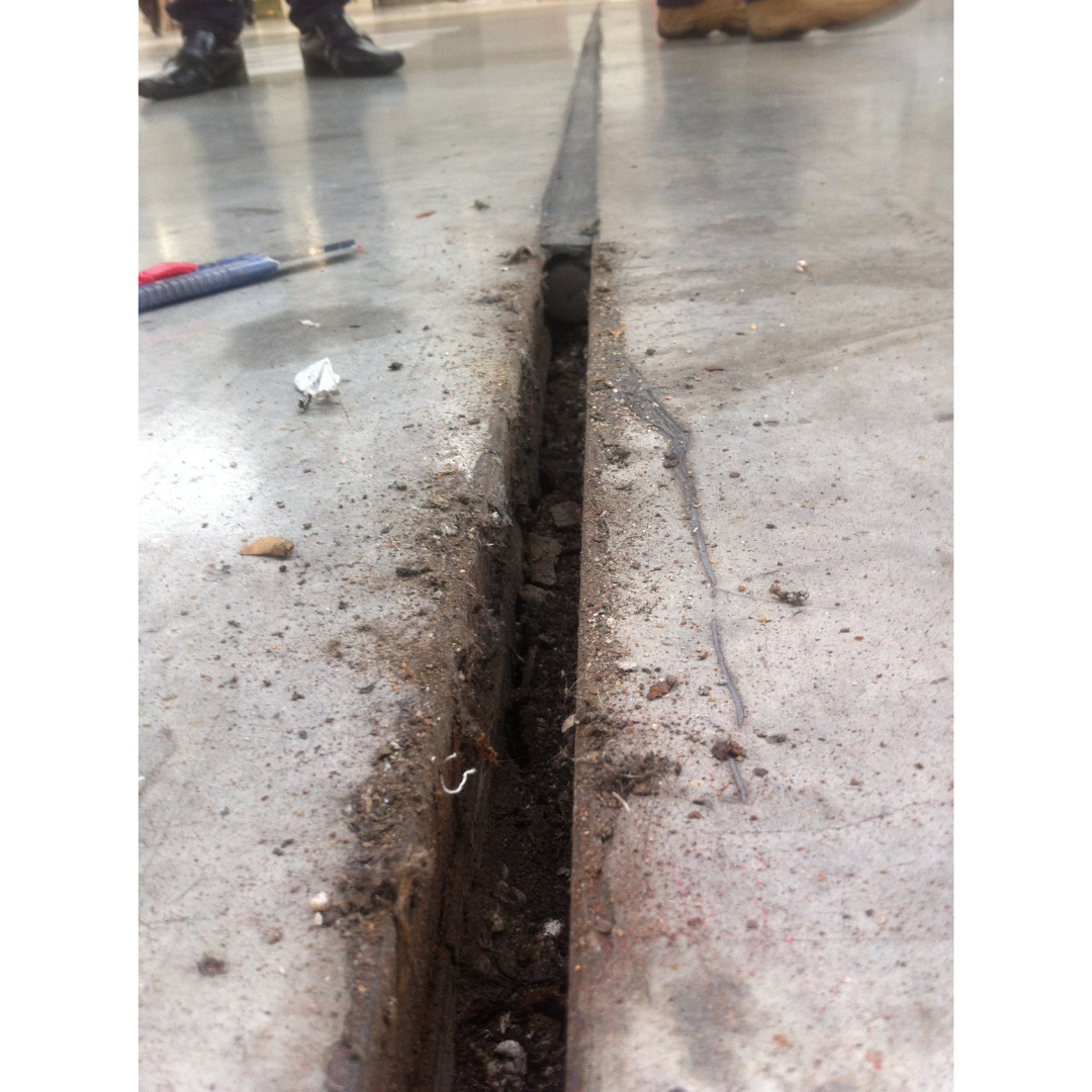 Tratamento de juntas em piso de concreto em estacionamento (3)